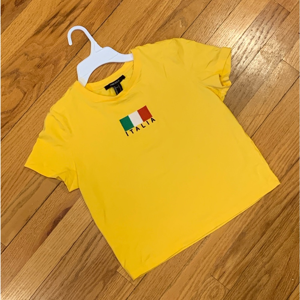 “ITALIA” flag and text embroidered, yellow, slightly cropped tee! 💛🇮🇹